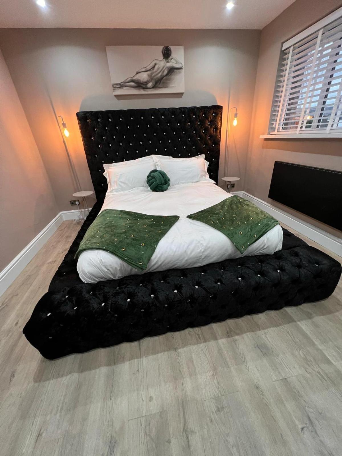 Premier Inn Comfort Mattresses - Sleeps 6 Мидлтон Экстерьер фото