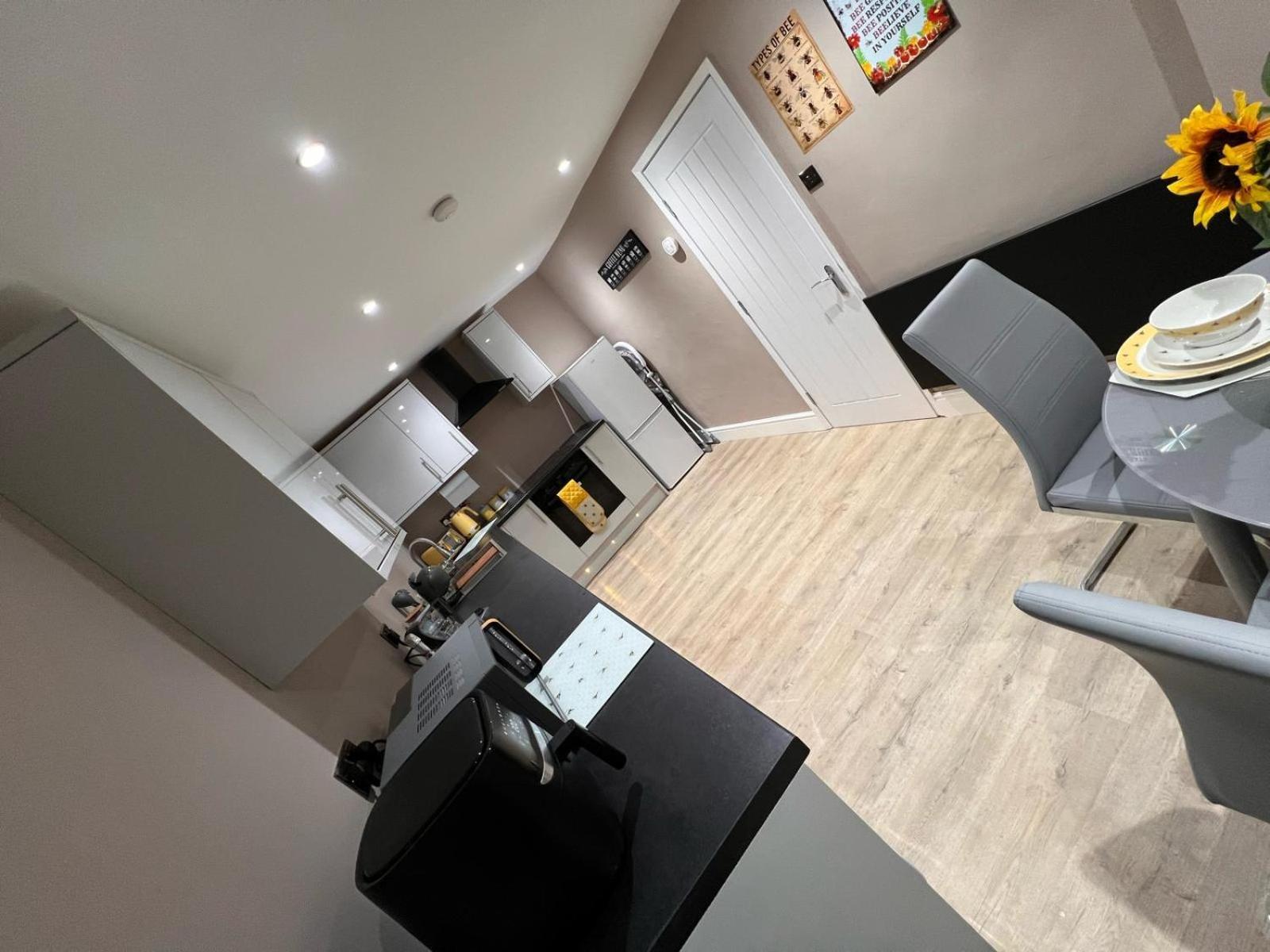 Premier Inn Comfort Mattresses - Sleeps 6 Мидлтон Экстерьер фото