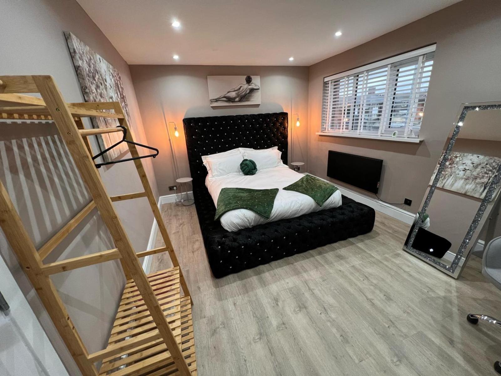 Premier Inn Comfort Mattresses - Sleeps 6 Мидлтон Экстерьер фото